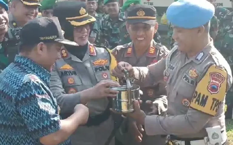 Sehari sebelum pemungutan suara, Polres Salatiga melakukan pengecekan persiapan personil yang akan mengamankan Tempat Pemungutan Suara (TPS) pada Selasa (13/2/2024). Di lapangan Mapolres Salatiga, ratusan anggota yang bertugas diperiksa peralatan yang akan mereka bawa, termasuk rantang makanan, kemoceng, dan gayung.