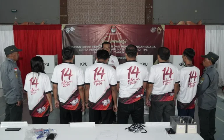 Simulasi Pemungutan Suara yang diselenggarakan oleh Komisi Pemilihan Umum (KPU) Kota Salatiga menampilkan empat pasangan calon (Paslon) presiden dan wakil presiden. Ketua KPU Kota Salatiga, Yesaya Tiluata, menjelaskan bahwa keputusan menggunakan spesimen dengan empat Paslon adalah untuk keperluan pendidikan pemilih, meskipun jumlah Paslon dalam pemilu sesungguhnya hanya tiga.