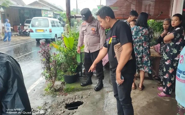 Seorang siswa kelas 5 sekolah dasar, RA (12), meninggal dunia setelah terpeleset dan masuk ke selokan di Nobowetan Kelurahan Noborejo Kecamatan Argomulyo Kota Salatiga pada Minggu (25/2/2024) sekitar pukul 14.00 WIB.