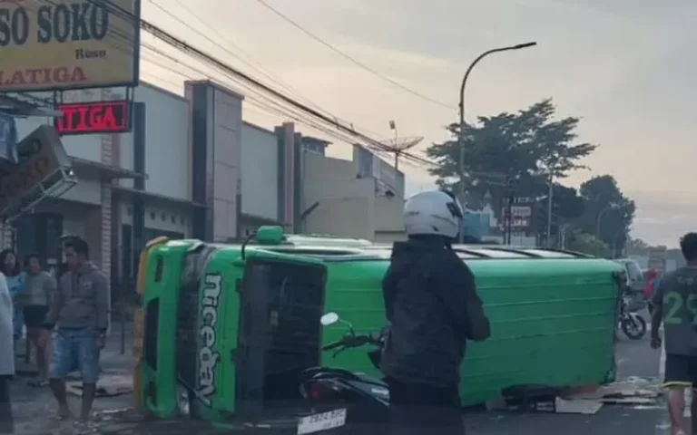 Peristiwa kecelakaan berlangsung di jalan Diponegoro, Salatiga pada Sabtu, 24 Februari 2024, saat sebuah minibus prona bertabrakan dengan mobil X-Over warna Silver. Kejadian terjadi sekitar pukul 06.15 pagi.