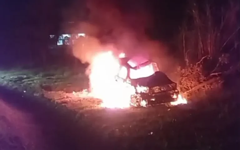 Sebuah mobil Mitsubishi Pajero bernomor polisi B8179PJ yang dikemudikan Abi (18), warga Kota Semarang terlibat kecelakaan tunggal di ruas tol Semarang-Bawen, tepatnya di KM 436.300, masuk perbatasan Kecamatan Pringapus dan Bawen, Selasa (13/2/2024).