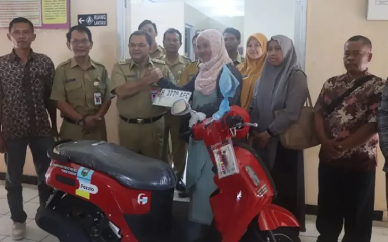 Masyitoh, seorang penjual nasi gudangan di Lopait, Tuntang, Kabupaten Semarang, mendapatkan kejutan besar saat ia diberi hadiah satu unit sepeda motor oleh Bupati Semarang Ngesti Nugraha. Hadiah ini diberikan sebagai apresiasi atas ketaatan Masyitoh dalam membayar Pajak Bumi dan Bangunan (PBB) tepat waktu selama tahun 2023.