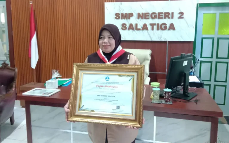 SMP Negeri 2 Salatiga menjadi satu-satunya sekolah di Jawa Tengah yang meraih penghargaan kategori Pemberdayaan Guru Penggerak dan Guru Pengajar Praktik untuk Transformasi Pendidikan dari Balai Besar Penjaminan Mutu Pendidikan Provinsi Jawa Tengah. Kepala Sekolah SMP Negeri 2 Salatiga, Mudjiati, mengungkapkan bahwa kunci keberhasilan pendidikan saat ini adalah transformasi, yang telah sukses dijalankan selama Kurikulum Merdeka berlangsung.