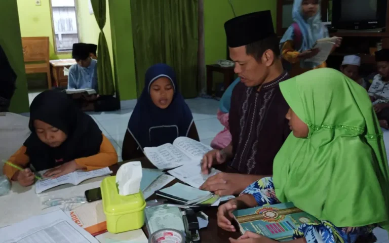 Ahmad Sabiqul Umam, seorang warga Kelurahan Mangunsari, Kecamatan Sidomukti, Kota Salatiga, Jawa Tengah, yang memiliki keterbatasan fisik berupa kaki yang lemah hingga tidak bisa berjalan, menunjukkan semangat luar biasa dalam mengajar mengaji untuk anak-anak di kampungnya dan sekitar Salatiga.