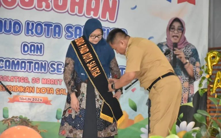 (Pj) Wali Kota Salatiga Yasip Khasani secara resmi mengukuhkan Anita Nofiana sebagai Bunda Pendidikan Anak Usia Dini (PAUD) Kota Salatiga. Pengukuhan ini dilaksanakan di Aula Ganesa, Kantor Dinas Pendidikan Kota Salatiga pada Senin (25/03/2024).