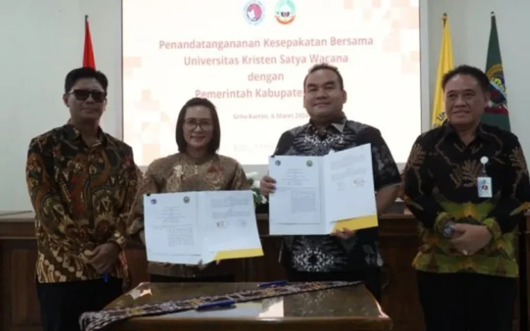 Universitas Kristen Satya Wacana (UKSW) secara resmi menjalin kerja sama dengan Pemerintah Kabupaten Blora, ditandai dengan penandatanganan Nota Kesepahaman pada Rabu (6/3/2024), di Grha Kartini. Rektor UKSW, Prof. Dr. Intiyas Utami, S.E., M.Si., Ak., dan Bupati Kabupaten Blora, Arief Rohman, S.IP., M.Si., bertindak sebagai penandatangan nota kesepahaman tersebut.