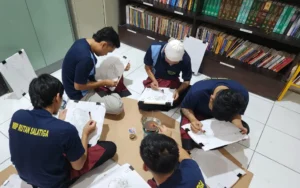 Di Rutan Salatiga, kegiatan pelatihan literasi membatik mengubah suasana dengan memberikan kesempatan pada Warga Binaan Pemasyarakatan (WBP) untuk mengekspresikan diri dan memperoleh keterampilan baru. Diprakarsai oleh Dinas Perpustakaan dan Kearsipan Kota Salatiga, pelatihan ini diharapkan memberikan bekal yang berharga bagi para WBP setelah mereka bebas.