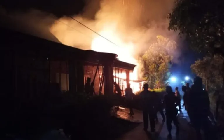 Sebuah rumah di Desa Tawang, Susukan, Kabupaten Semarang, milik Sumardi (64), dilaporkan terbakar pada Jumat malam (15/3/2024). Kejadian tersebut terjadi sekitar pukul 20.15 WIB ketika pemilik rumah sedang berada di masjid untuk menunaikan salat tarawih. Api pertama kali diketahui oleh seorang jemaah yang melihat kepulan asap dari rumah korban saat keluar dari masjid.