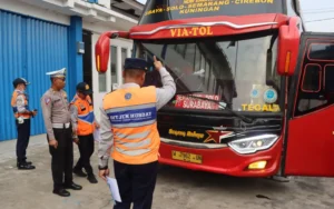 Jajaran Satlantas Polres Semarang melaksanakan inspeksi keselamatan lalu lintas dan angkutan jalan (rampcheck) di Terminal Tipe A Bawen, Kabupaten Semarang, sebagai bagian dari Operasi Keselamatan Lalu Lintas Candi 2024 yang berlangsung dari tanggal 4 hingga 17 Maret 2024. Sebanyak 47 kendaraan umum, termasuk bus Antar Kota Dalam Provinsi (AKDP) dan Antar Kota Antar Provinsi (AKAP), diperiksa satu persatu mulai dari kelengkapan administrasi hingga aspek teknisnya untuk memastikan kondisi kendaraan laik jalan dan mencegah terjadinya kecelakaan.