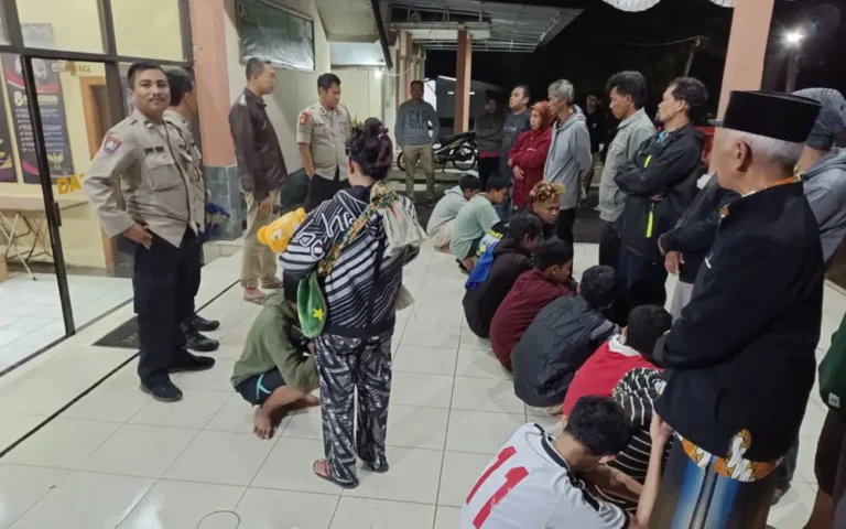 Polres Semarang kembali mengamankan belasan remaja yang hendak melakukan perang sarung, tindakan ini dilakukan pada Jumat (22/3/2024) malam dari dua lokasi yang berbeda. Kasat Reskrim Polres Semarang, AKP Aditya Perdana, mengungkapkan bahwa mereka ditangkap di wilayah Bandungan dan Ungaran, dengan total 15 orang yang masih berusia belasan tahun.
