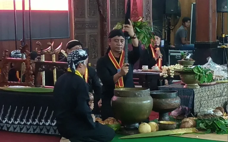 Enam pusaka peninggalan Ki Ageng Pandanaran, Bupati Semarang yang pertama, dijamaskan di Pendapa Rumah Dinas Bupati Semarang pada Kamis (7/3/2024), dalam rangka peringatan hari jadi ke-503 Kabupaten Semarang.