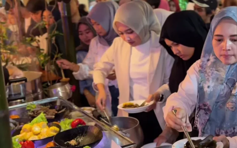 Momen berbuka puasa di bulan Ramadan menjadi hal yang sangat dinanti oleh umat Muslim, dan di Kabupaten Semarang, Kampung Wujil Ramadan di The Wujil Resort & Conventions, Bergas, menjadi salah satu tempat wisata yang menawarkan pengalaman ngabuburit yang unik. Dengan konsep pasar, tempat ini menyediakan aneka kuliner khas daerah, street food, dan takjil setiap hari mulai 12 Maret hingga 9 April 2024 dari pukul 17.30 hingga 20.00 WIB.
