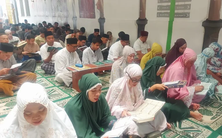 Warga Binaan Pemasyarakatan (WBP) Rutan Salatiga mengisi kegiatan bulan Ramadhan 1445 Hijriah dengan berbagai program kerohanian yang disiapkan secara khusus oleh pihak Rutan. Kepala Rutan Salatiga, Redy Agian, menyatakan bahwa program tersebut mencakup kegiatan seperti Tadarus, Sholat Berjamaah, Khataman, dan Siraman Rohani, bertujuan untuk memberikan momen introspeksi kepada WBP, meningkatkan keimanan dan ketakwaan, serta membentuk karakter yang beriman.