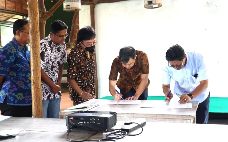 Jejaring kerja sama antara Universitas Kristen Satya Wacana (UKSW) dengan Dunia Usaha Dunia Industri (DUDI) semakin diperluas dengan penandatanganan Memorandum of Understanding (MoU) dengan PT. Panorama Indah, yang dikenal sebagai Saloka Theme Park, pada Rabu (27/03/2024). MoU tersebut ditandatangani oleh Wakil Rektor Bidang Kerja Sama dan Kealumnian, Prof. Yafet Yosafet Wilben Rissy, S.H., M.Si., LLM., Ph.D (AFHEA), dari UKSW, dan Direktur PT. Panorama Indah, Danny Agung Nugroho.