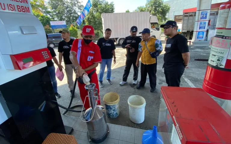 Tim gabungan yang terdiri dari Sat Reskrim Polres Semarang dan Dinas Koperasi, Usaha Mikro, Perindustrian dan Perdagangan (Diskumperindag) Kabupaten Semarang melakukan pemeriksaan terhadap tak kurang dari 40 stasiun pengisian bahan bakar umum (SPBU) di Kabupaten Semarang, Jumat (29/3/2024).