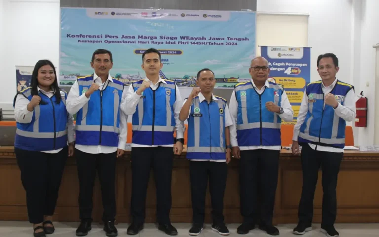 PT Jasamarga Transjawa Tol (JTT) memastikan kesiapan layanan operasional jalan tol di wilayah Jawa Tengah menjelang dimulainya periode arus mudik dan balik perayaan Hari Raya Idul Fitri 1445 H pada tanggal 5 April 2024 hingga 16 April 2024. Dalam jumpa media yang diselenggarakan pada hari Senin, 25 Maret 2024, PT JTT memberikan informasi kepada masyarakat terkait kesiapan mereka dalam menyediakan layanan operasional arus mudik dan balik Idul Fitri 1445 H.