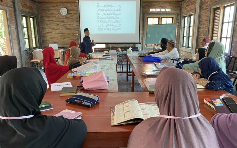 Pondok Pesantren (Ponpes) Kasepuhan Raden Rahmat (PKRR) yang terletak di Dusun Gedong, Desa Gedong, Banyubiru, Kabupaten Semarang, memiliki ciri khas unik dengan menampung santri lanjut usia (lansia). Saat memasuki bulan Ramadan, PKRR mengadakan serangkaian kegiatan, termasuk Pesantren Ramadan, yang diikuti oleh ratusan santri lokal dan beberapa dari luar pulau Jawa.