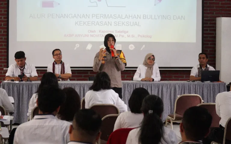 Sekolah Menengah Atas (SMA) Kristen Satya Wacana menggelar kegiatan "Pelatihan Pencegahan Bullying dan Kekerasan Seksual di Sekolah" pada tanggal 13 Maret 2024 di Ruang Teater Terbuka sebagai respons terhadap Rapor Pendidikan terkait peningkatan keamanan sekolah. Sebanyak 55 peserta, terdiri dari guru dan tenaga kependidikan (Tendik) SMA Kristen Satya Wacana, turut serta dalam kegiatan ini.