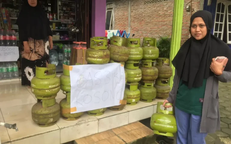 Warga Kabupaten Semarang, Jawa Tengah, memasuki minggu pertama bulan Ramadan mengeluhkan kelangkaan gas LPG ukuran tiga kilogram, yang telah dirasakan sejak tiga minggu terakhir sebelum Ramadan hingga saat ini. Kelangkaan ini menyebabkan kesulitan dalam memasak hidangan berbuka dan sahur, sementara harga gas LPG mencapai Rp 25.000 per tabung, meningkat dari harga sebelumnya yang hanya Rp 20.000.