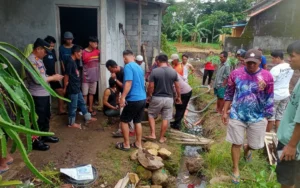 Warga Dusun Kemasan, Desa Klepu, Pringapus, Kabupaten Semarang, Nasihin (56), meninggal saat membantu tetangganya membersihkan sumur pada hari Senin (11/3/2024). Korban diketahui kehabisan oksigen setelah beberapa saat masuk ke dalam sumur menggunakan seutas tali kawat.