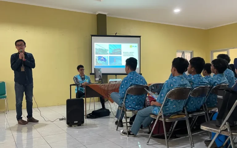 PLN Unit Pelaksana Pelayanan Pelanggan (UP3) Salatiga mengadakan kunjungan ke SMA Negeri 1 Salatiga pada Rabu (06/03) dalam rangka memberikan pemahaman mengenai IT PLN, edukasi tentang Keselamatan Ketenagalistrikan, dan layanan PLN kepada siswa kelas XII. Acara bertajuk "PLN Mengajar PLN Goes To School" ini diikuti dengan antusias oleh siswa-siswi.