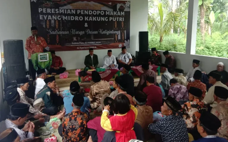 Ratusan warga Dusun Kaligintung Desa Karangduren Kecamatan Tengaran Kabupaten Semarang mengikuti tradisi sadranan, Sabtu (2/3/2024), seiring dengan peresmian pendopo Makam Eyang Midro. Tradisi ini menandai pertama kalinya pelaksanaannya dan dimaksudkan sebagai momentum silaturahmi menjelang bulan Ramadan.