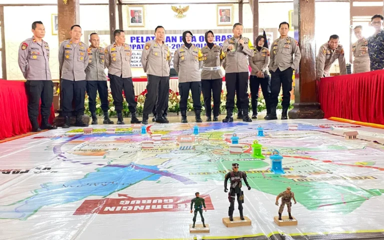 Pelaksanaan Operasi Ketupat Candi 2024 di Polres Salatiga akan menghadirkan perubahan khususnya dalam cara bertindak (CB), terutama terkait dengan penempatan personil dan pendirian Pos Pengamanan. Tactical Floor Game (TFG) digelar di Pendopo Polres Salatiga untuk mempersiapkan operasi tersebut yang berlangsung dari 4 hingga 16 April 2024.