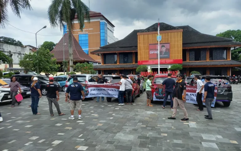 Puluhan driver taksi online yang tergabung dalam Salatiga Bersatu (Saber) memadati kantor wali kota Salatiga pada Rabu (27/3/2024) siang untuk menyampaikan aspirasi terkait penerapan tarif aplikator yang tidak konsisten.
