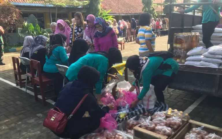 SDN Ledok 01 Salatiga menggelar Bazar Pangan Murah pada Rabu (27/3/2024) pagi, sebagai upaya untuk meringankan beban warga akibat kenaikan harga sembako menjelang Lebaran. Acara tersebut dihadiri oleh ratusan warga yang antusias membeli kebutuhan pokok, dengan dukungan dari dinas pangan dan pertanian di SD Ledok kota Salatiga.