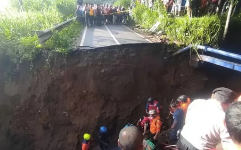 Jembatan yang menghubungkan wilayah Salam Salatiga dan Ploso Kabupaten Semarang roboh pada Rabu (6 Maret 2024) pagi, mengakibatkan satu korban tewas dan dua lainnya luka-luka. Korban tewas bernama Maratus Sholihah (23) warga Ngawi, Jawa Timur, saat jembatan di Randuacir, Kota Salatiga, Jawa Tengah, ambruk saat dilintasi oleh pengendara sepeda motor.