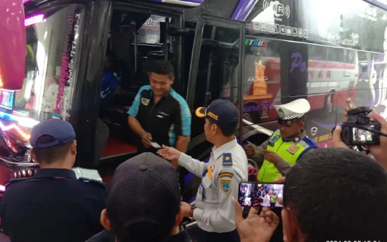Mendekati bulan Ramadan, puluhan personel gabungan Satlantas Polres Salatiga dan Dinas Perhubungan Salatiga melakukan pemeriksaan terhadap armada angkutan umum Antar Kota Dalam Provinsi (AKDP) dan Antar Kota Antar Provinsi (AKAP) yang tiba di Terminal Tingkir, Kota Salatiga, pada Rabu (6/3/2024) pagi.