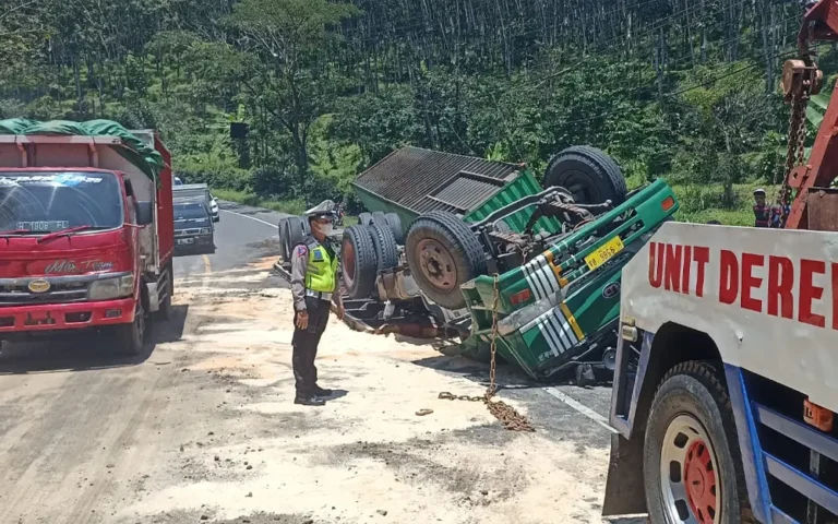 Peristiwa kecelakaan tunggal terjadi pada sebuah truk kontainer yang membawa muatan triplek di jalan raya Jambu, Kabupaten Semarang, khususnya di kawasan tikungan Jlegong pada Selasa (19/3/2024) sekitar pukul 11.30 WIB. Truk bernopol H 8566 OA itu, yang dikemudikan oleh Arifin (38) dari Kabupaten Semarang, hendak mengirim muatan triplek dari Semarang ke perusahaan kayu lapis PT TKPI di Temanggung.