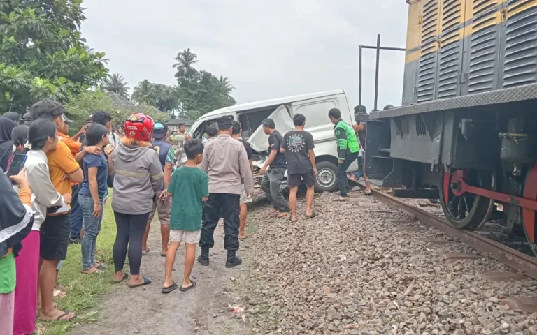 Peristiwa kecelakaan lalu lintas terjadi di perlintasan kereta api tanpa palang di wilayah Kupangsari, Ambarawa, Kabupaten Semarang pada hari Minggu (10/3/2024). Insiden ini melibatkan sebuah kereta wisata jurusan stasiun Ambarawa-Tuntang dan sebuah minibus Daihatsu Gran Max yang ditumpangi satu keluarga.