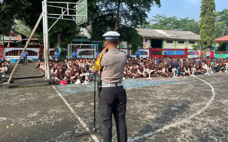 Dalam rangka menekan aksi balap liar yang sering terjadi selama Bulan Suci Ramadan, Satlantas Polres Semarang melakukan sosialisasi, terutama kepada pelajar dari tingkat SD hingga SMA di Kabupaten Semarang pada Rabu (13/3/2024).