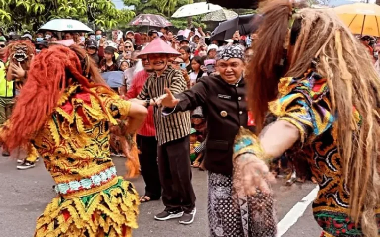 Tak kurang dari 53 kelompok turut berpartisipasi dalam kirab budaya peringatan hari jadi Ke-503 Kabupaten Semarang tahun 2024, Minggu (28/4/2024). Mengambil rute sepanjang 3 kilometer dari jalan Ahmad Yani – Jalan Letjen Soprapto – Jl MT Haryono dan kembali melewati Jl Ahmad Yani di depan Rumah Dinas Bupati Semarang, peserta menampilkan kebolehannya.