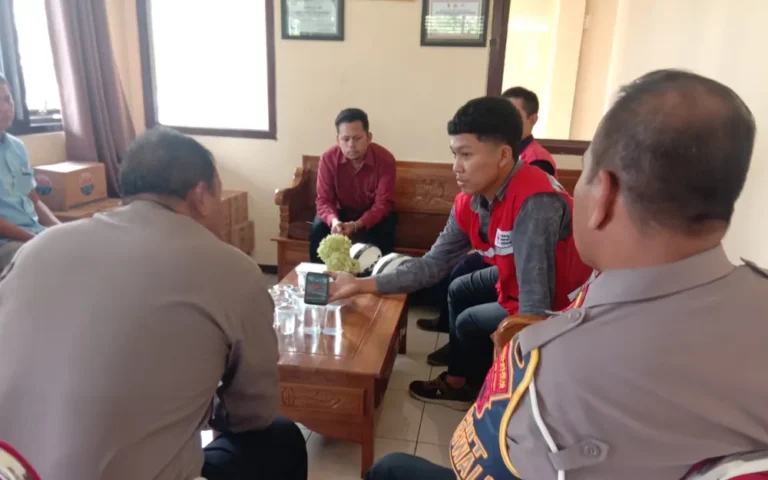 Pasca viralnya sebuah video yang menunjukkan sebuah mobil Honda Brio merah diduga menghalangi laju mobil ambulance PMI Kabupaten Semarang di JLS Salatiga pada Senin, 22 April 2024, kejadian tersebut akhirnya berakhir damai setelah polisi mempertemukan pengemudi Brio dan pengemudi ambulance di kantor Satlantas Polres Salatiga pada Rabu, 24 April 2024, pukul 13.00 WIB.