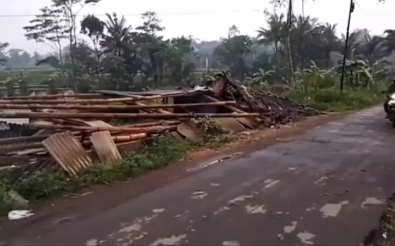 Pada Minggu petang, 14 April 2023, Pasar Sigereng di Desa Candi, Kecamatan Ampel, Kabupaten Boyolali mengalami kerusakan parah akibat hantaman angin puting beliung, mengakibatkan kondisi lapak di pasar tersebut menjadi luluh lantak. Kepala Desa Candi, Warsito, menjelaskan bahwa dari delapan lapak yang ada, lima di antaranya hancur akibat kejadian tersebut, namun tidak ada laporan korban jiwa.