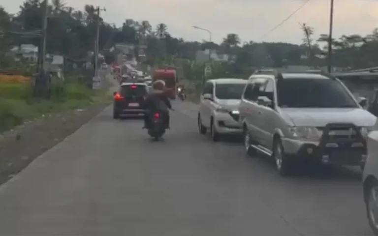 Arus balik kendaraan dari arah Solo menuju Semarang di Kota Salatiga mengalami peningkatan drastis sejak Jumat (12.4.2024), menyebabkan kemacetan yang signifikan di berbagai jalur perlintasan. Perjalanan yang biasanya memakan waktu sekitar 45 menit dari Solo ke Salatiga melalui tol kini bisa memakan waktu lebih dari 3-4 jam, begitu juga dengan jalur non-tol yang biasanya memakan waktu sekitar 1,4 jam bisa mencapai 4-5 jam.
