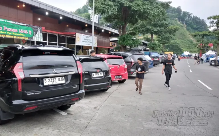 Rest area KM 429A ruas tol Semarang-Solo di Ungaran Timur, Kabupaten Semarang, mulai ramai oleh para pemudik pada H-7 Lebaran. Pada Rabu (3/4/2024) sore, sejumlah kendaraan berplat Jabodetabek hingga luar Jawa terlihat singgah di rest area tersebut.