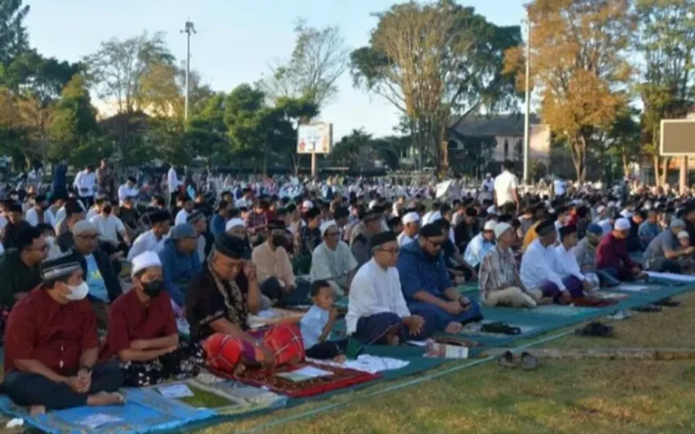 Menjelang Hari Raya Idulfitri, sejumlah persiapan telah dilakukan untuk menyemarakkan perayaan umat Islam tersebut. Salah satu ibadah sunah yang sangat dinantikan umat Muslim adalah Salat Idulfitri, dan pada tahun ini, perbedaan perayaan antara umat Muhammadiyah dan Pemerintah tidak terjadi karena diprediksi hari raya Idulfitri akan dirayakan secara bersama pada Rabu, 10 April 2024.