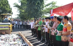 Polres Salatiga menggelar pemusnahan ribuan botol minuman keras (miras) di Lapangan Bhayangkara Polres Salatiga pada Kamis (04/04/2024) pagi. Pemusnahan ini merupakan hasil operasi pekat dan KRYD Pra Operasi Ketupat Candi 2024.