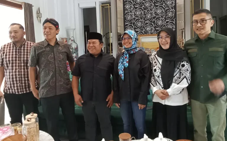 Menjelang pelaksanaan Pilkada serentak 2024, sejumlah partai politik di Kota Salatiga mulai intens berkomunikasi dan mengemukakan wacana koalisi untuk menghadapi Pilwakot Salatiga pada November mendatang. Hal ini terlihat dalam pertemuan antara DPC PKB Kota Salatiga dan DPC Gerindra Kota Salatiga yang berlangsung pada Senin (22/4/2024).