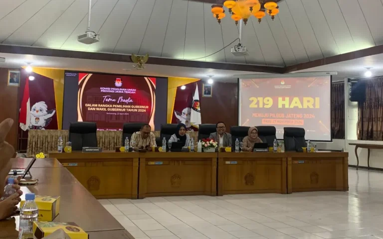 Komisi Pemilihan Umum (KPU) Provinsi Jawa Tengah (Jateng) melakukan persiapan untuk Pemilihan Gubernur dan Wakil Gubernur (Pilgub) Jateng 2024. Dalam pertemuan di Gedung KPU Provinsi Jawa Tengah di Semarang, Senin (22/4/2024), hadir berbagai stakeholder termasuk dari jajaran Forkopimda, perwakilan organisasi keagamaan dan organisasi masyarakat, serta lembaga pendidikan.