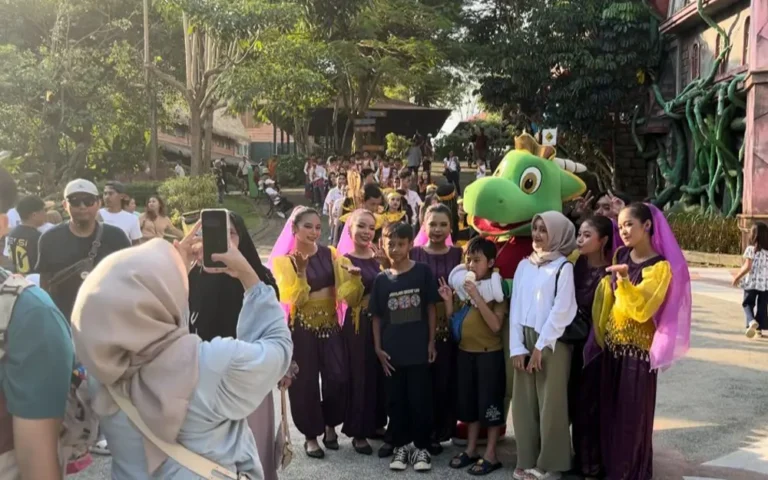 Saloka Theme Park Tuntang Kabupaten Semarang mengalami lonjakan kunjungan yang signifikan selama musim libur Lebaran 2024. Media Relation Saloka Theme Park, Sandra Luthfi Afifah, menyampaikan bahwa lonjakan pengunjung terasa mulai H+1 Lebaran dan diprediksi mencapai puncaknya dari Jumat hingga Minggu.