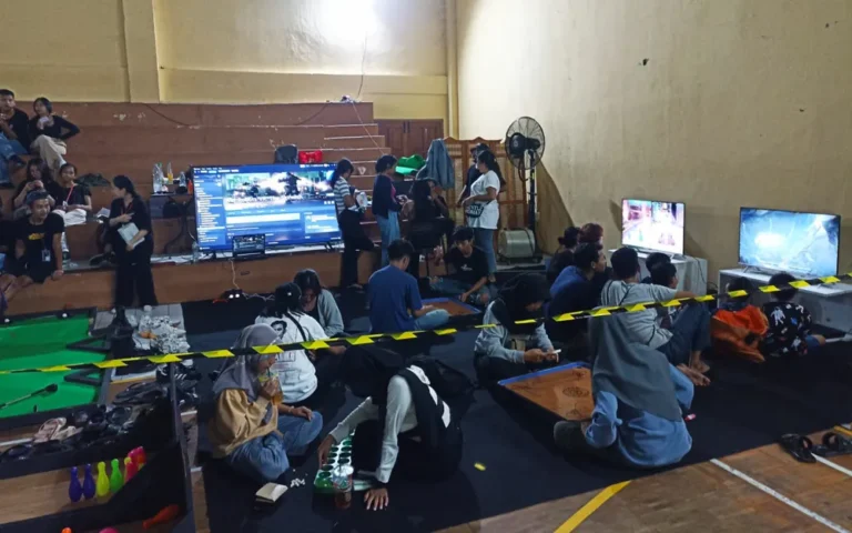 Program Studi Desain Komunikasi Visual (DKV) Universitas Kristen Satya Wacana (UKSW) menggelar Pasar Seni Diskom, Jumat-Minggu (19-21/04/2024) di Gor PPLP Sepak Takraw 1, Tegalrejo, Salatiga. Sebagai Pre Event Diskomvision, pasar seni ini merupakan bagian dari agenda tahunan dalam rangka Dies Natalis Prodi DKV.