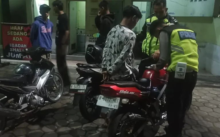 Satlantas Polres Salatiga dan Polsek Sidorejo melakukan Patroli Bersinggungan, mengamankan enam pengendara sepeda motor yang diduga akan melakukan balap liar di Jalan Lingkar Selatan (JLS) Salatiga, Minggu dini hari 21/04/2024.