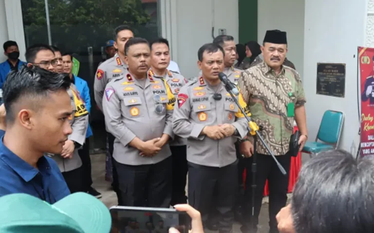 Irjen Pol. Ahmad Luthfi, Kapolda Jawa Tengah, muncul dalam survei sebagai potensi Calon Gubernur Jawa Tengah untuk Pilkada 2024 yang diadakan oleh DPD Golkar Jateng. Meskipun disoroti dalam survei, Luthfi menanggapinya dengan singkat dan menegaskan bahwa survei hanya survei, sementara tugasnya adalah dinas.