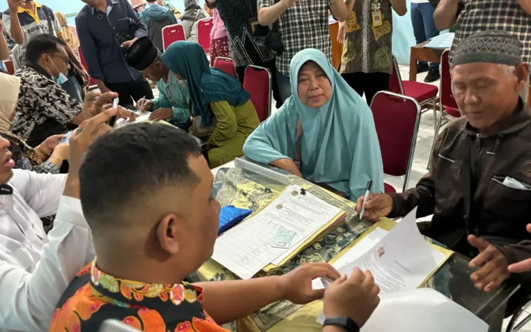 Pemerintah pusat melalui Kementerian Pekerjaan Umum dan Perumahan Rakyat (PUPR) telah memulai pendistribusian uang ganti rugi kepada warga Dusun Kedungglatik, Desa Candirejo, Pringapus, Kabupaten Semarang yang terdampak Proyek Strategis Nasional (PSN) Bendungan Jragung.