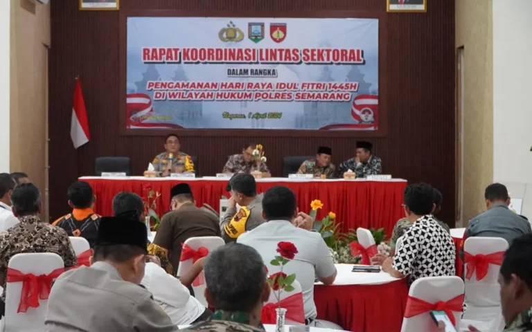 Polres Semarang menggelar rapat lintas sektoral sebagai persiapan menghadapi arus mudik Idulfitri 2024. Kegiatan ini, dihadiri oleh unsur forkopimda dan instansi terkait, merupakan bagian dari pendukung Operasi Ketupat Candi (OKC) 2024.