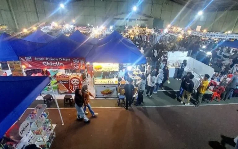 Pada Minggu (7/4/2024), di Gedung Tenis Indoor Salatiga, Ivent Salatifest menjadi daya tarik bagi banyak orang menjelang Lebaran, terutama para muda-mudi yang mencari berbagai kebutuhan sandang. Evan, seorang pemuda asal Salatiga, mengungkapkan bahwa ia tidak hanya berburu pakaian dan aksesoris di acara tersebut, tetapi juga menikmati hiburan dengan menonton pertunjukan band dan menikmati makanan dan minuman.